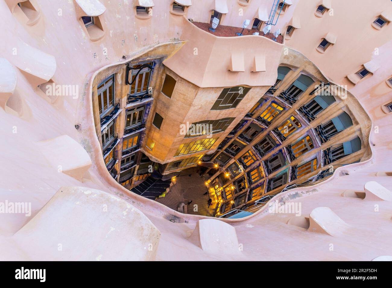 Vue depuis le toit à l'intérieur de la Casa Mila à Barcelone, Espagne Banque D'Images