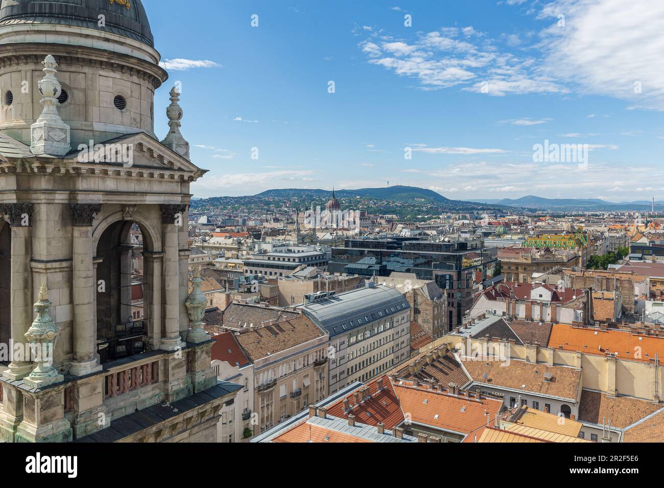 Vue depuis la terrasse d'observation de St. De la basilique Saint-Étienne au Parlement de Budapest, en Hongrie Banque D'Images
