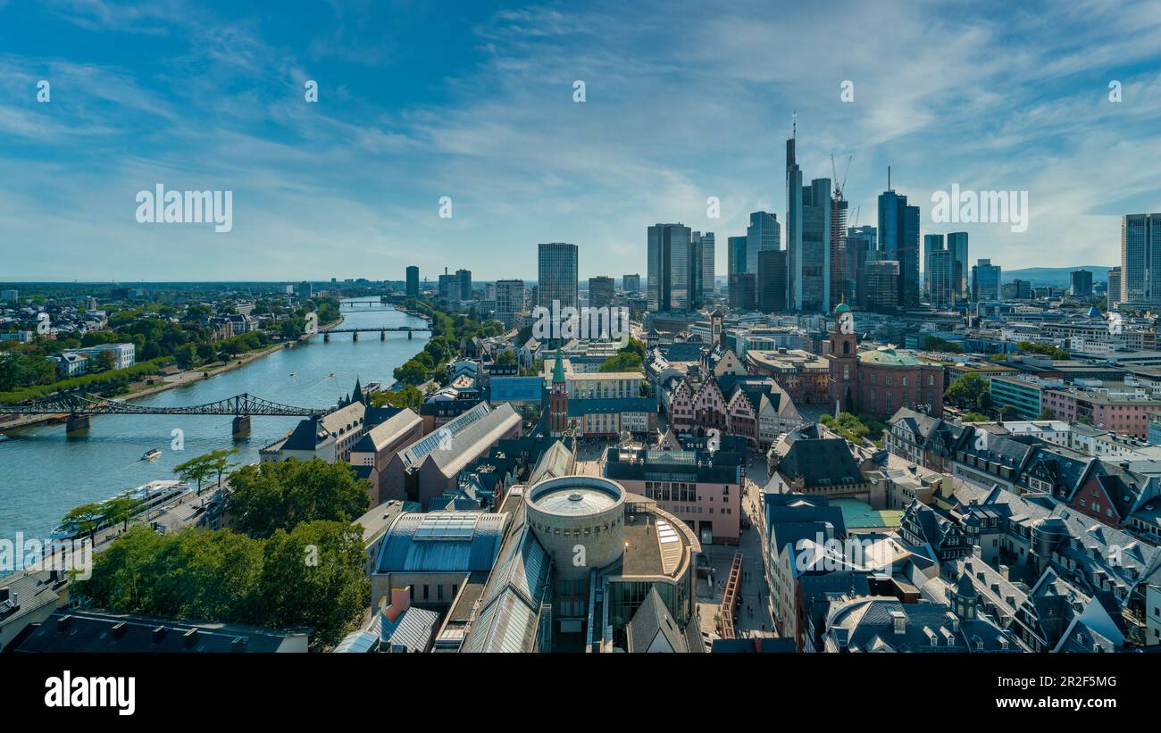 Vue sur la ville depuis le pont d'observation de la cathédrale impériale de Francfort, en Allemagne Banque D'Images