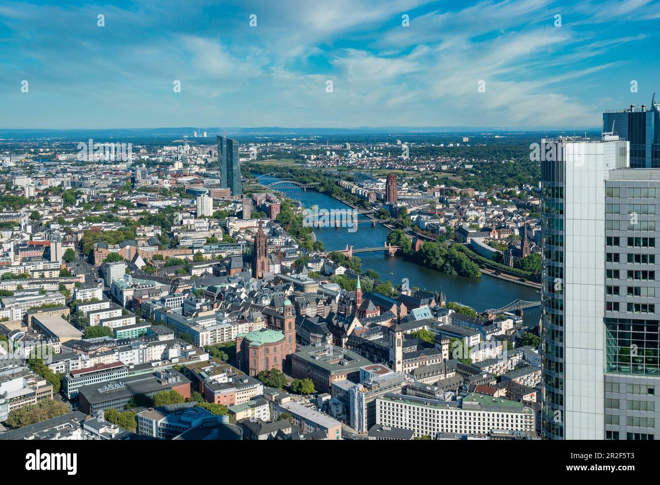 Vue sur la ville depuis le pont d'observation de la tour principale de Francfort, en Allemagne Banque D'Images