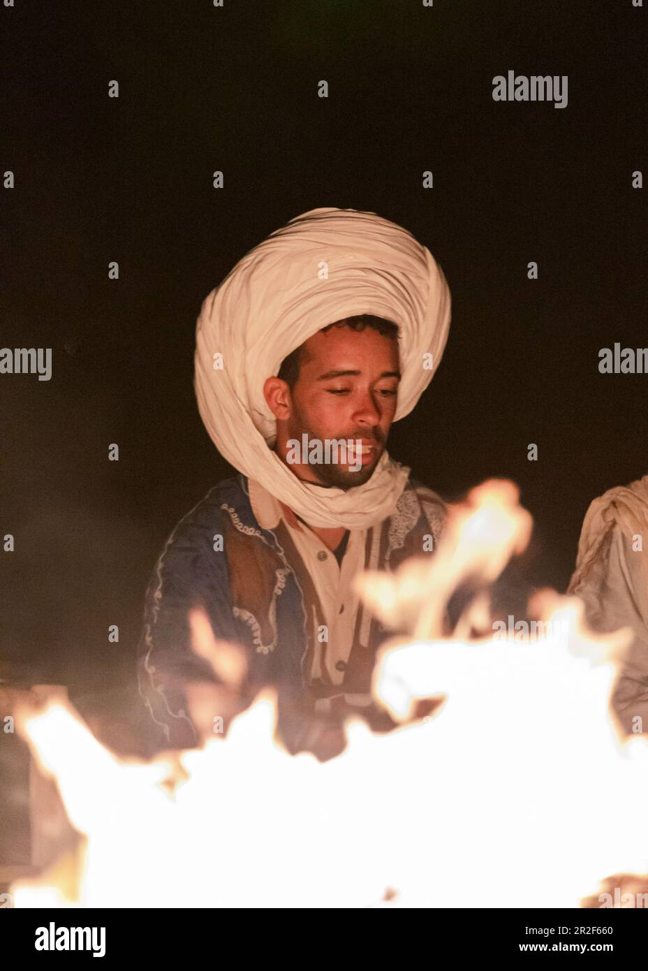 Berber la nuit autour du feu de camp à Erg Chebbi, Sahara, Maroc Banque D'Images