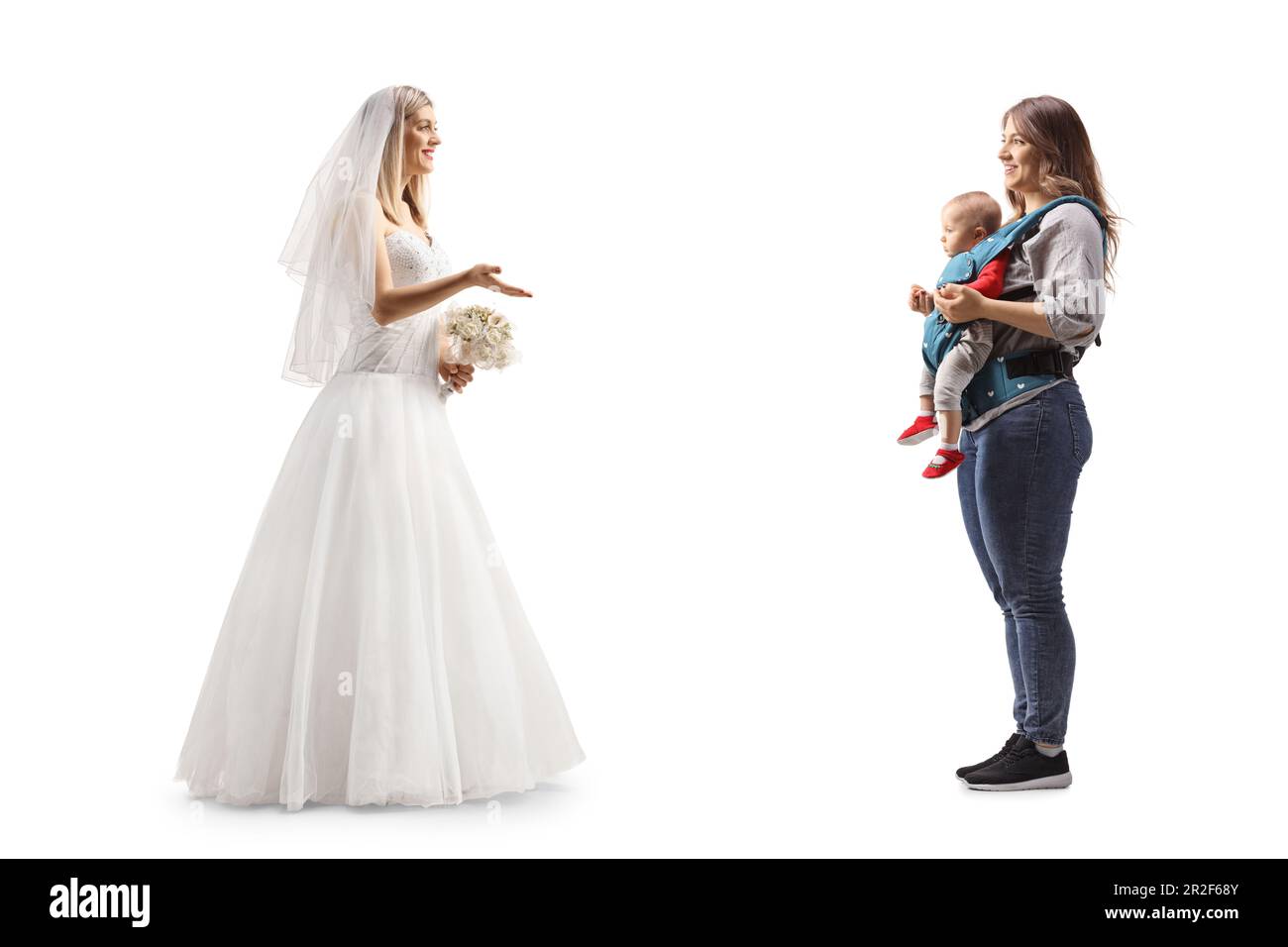 Photo de profil pleine longueur d'une mariée parlant à une mère avec un bébé isolé sur fond blanc Banque D'Images