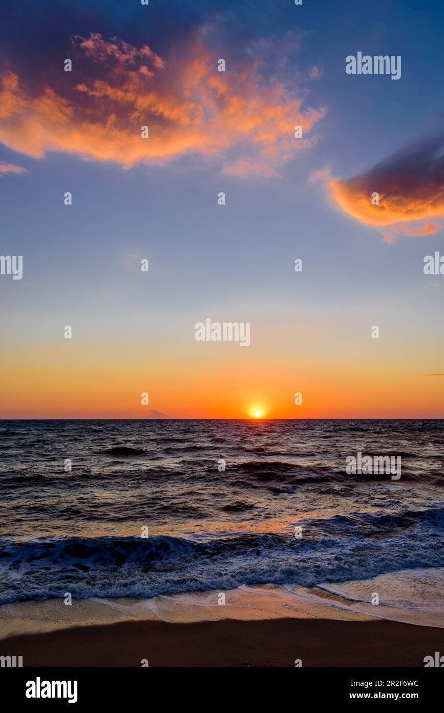 Coucher de soleil sur la plage en face de Stromboli, Calabre, Italie Banque D'Images