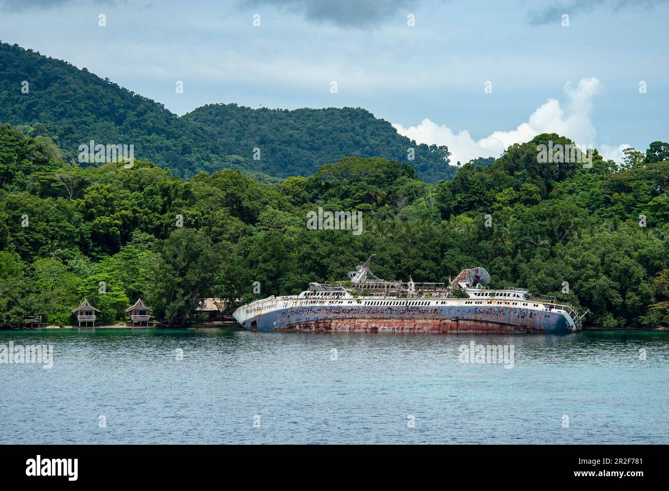 L'épave du navire d'expédition World Discoverer a été couché sur le bord de la jungle dans la baie de Roderick Dhu, Honiara, la baie de Roderick, les îles Nggela, Banque D'Images