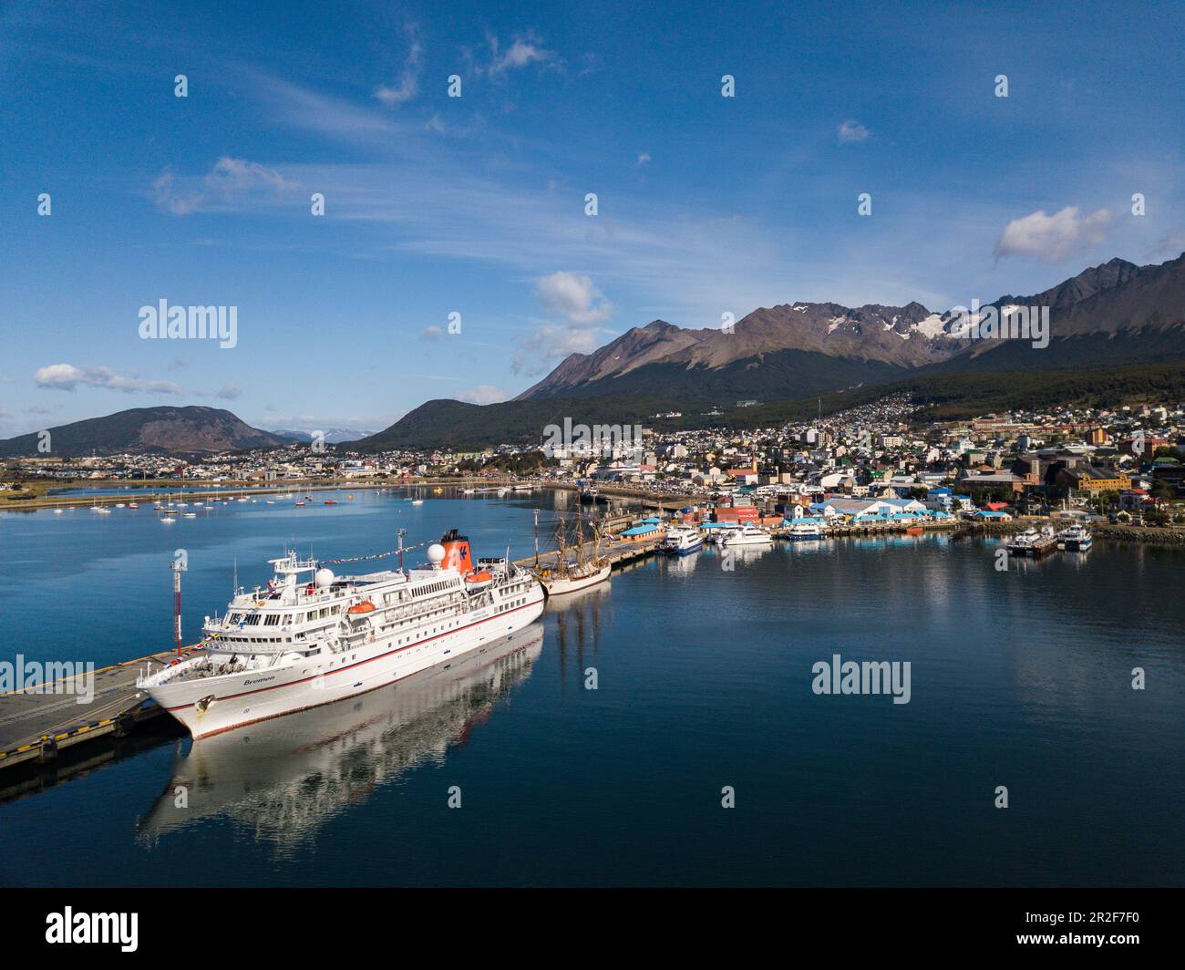 Vue aérienne du navire de croisière MS Bremen (Hapag-Lloyd Cruises) le long de la jetée en face de la SS Europa, Ushuaia, Tierra del Fuego, Patagon Banque D'Images