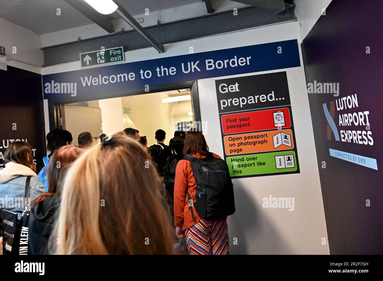 Bienvenue au panneau Boarder du Royaume-Uni lorsque les passagers reviennent au Royaume-Uni à l'aéroport de Luton. Mai 2023. Banque D'Images