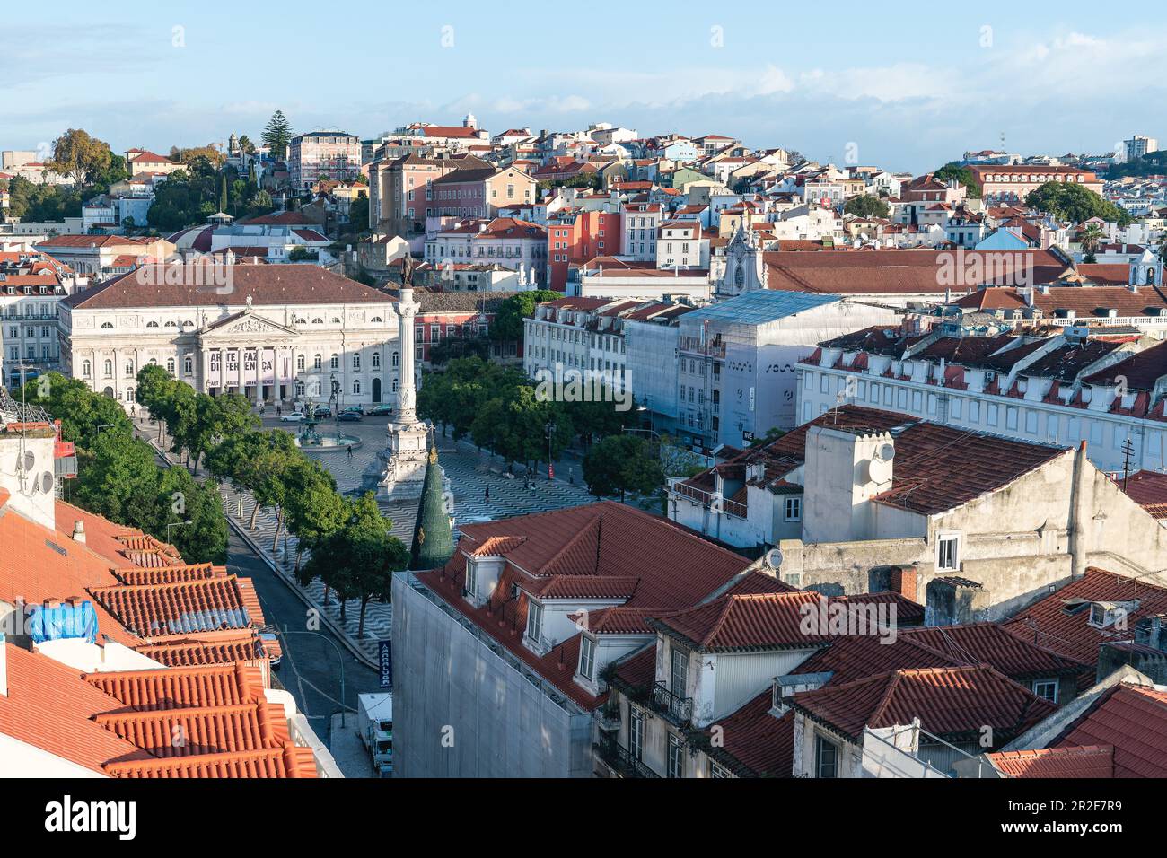 Vue sur le Rossio depuis le pont d'observation de l'Elevador da Santa Justa à Lisbonne, Portugal Banque D'Images