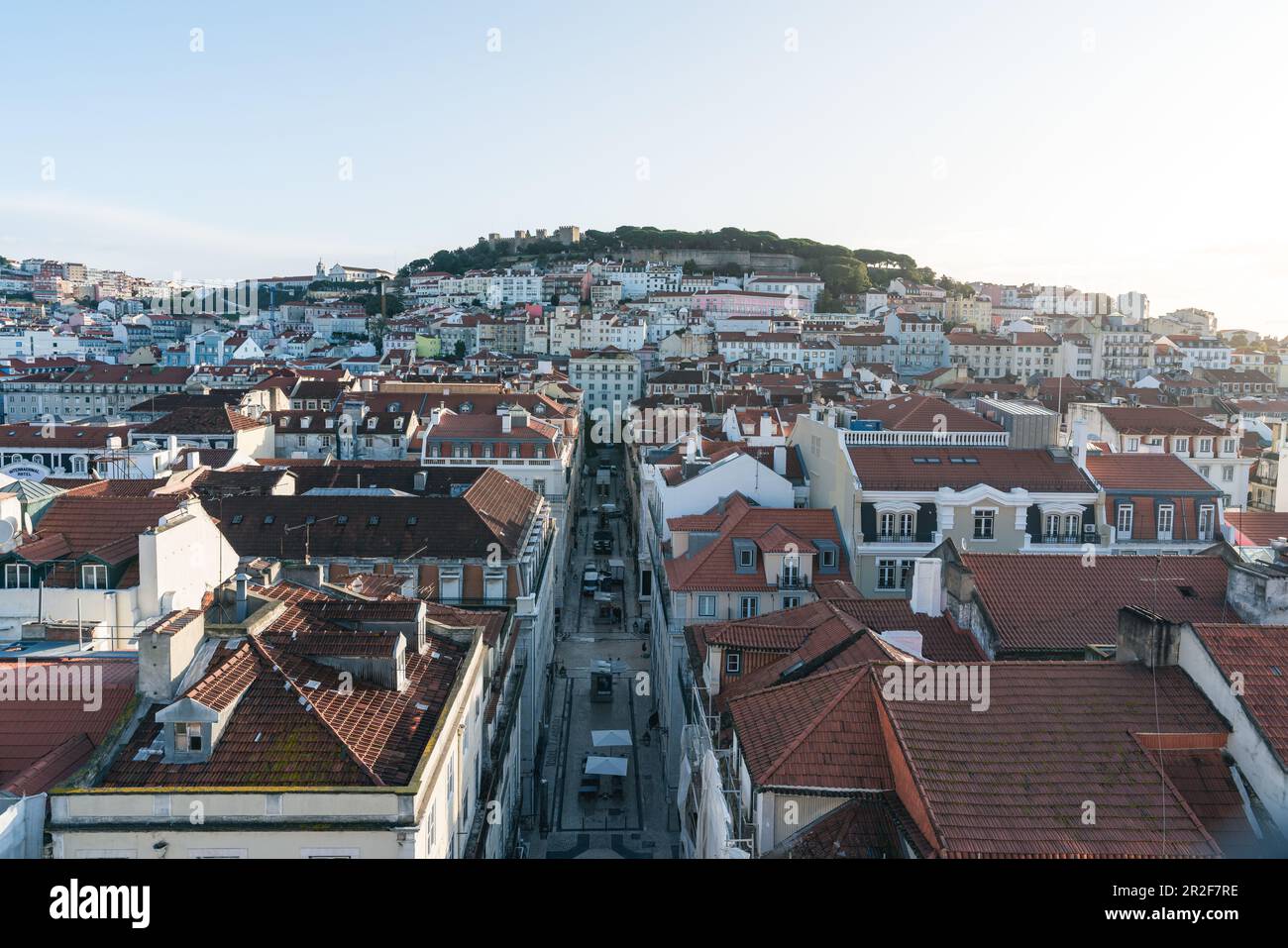 Vue du matin depuis le pont d'observation de l'Elevador da Santa Justa sur les toits de Lisbonne, Portugal Banque D'Images