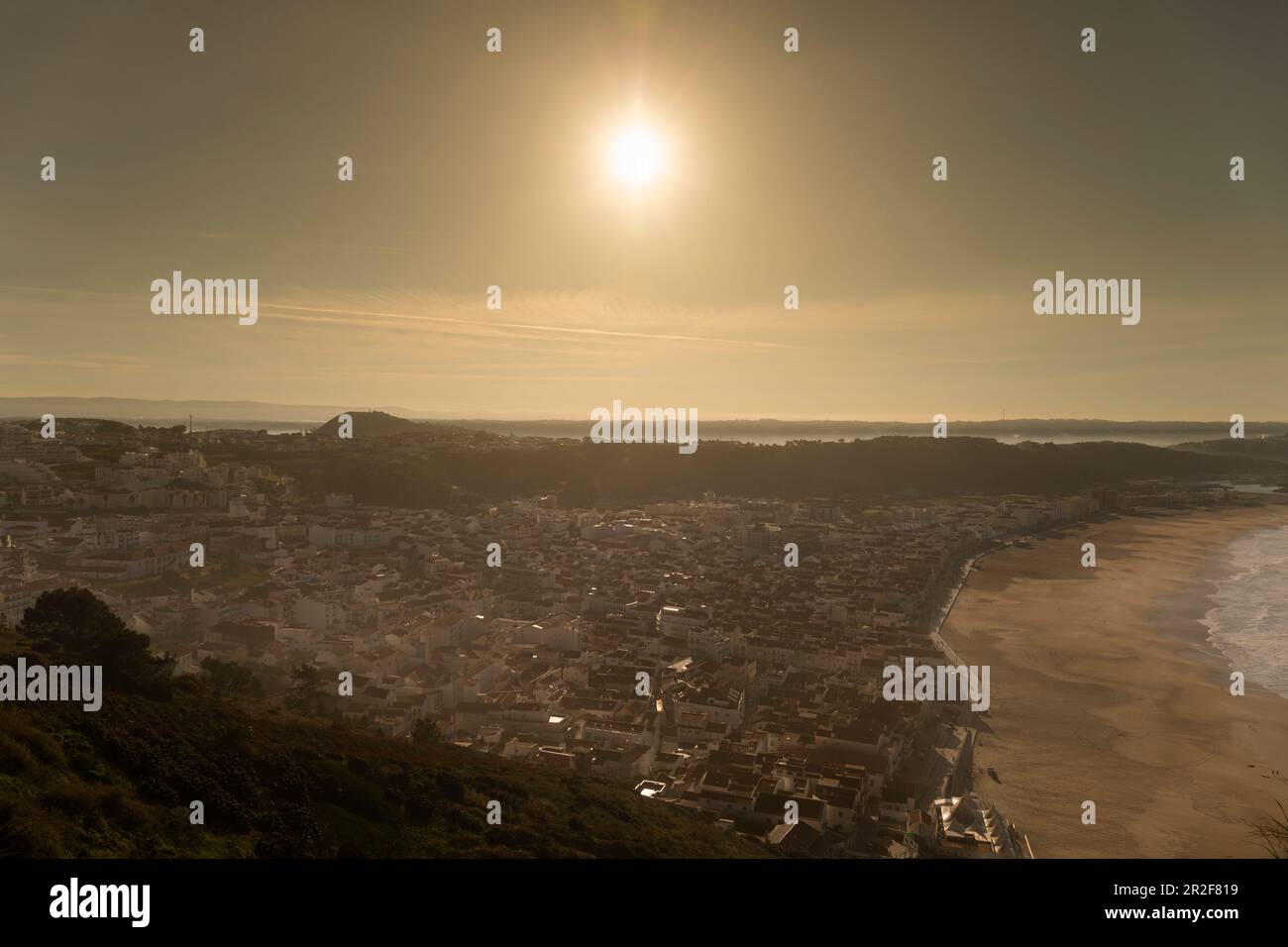 Europe, Portugal, région d'Oeste, Nazaré, vues sur la plage de Nazaré depuis Sitio de Nazaré à Dawn Banque D'Images