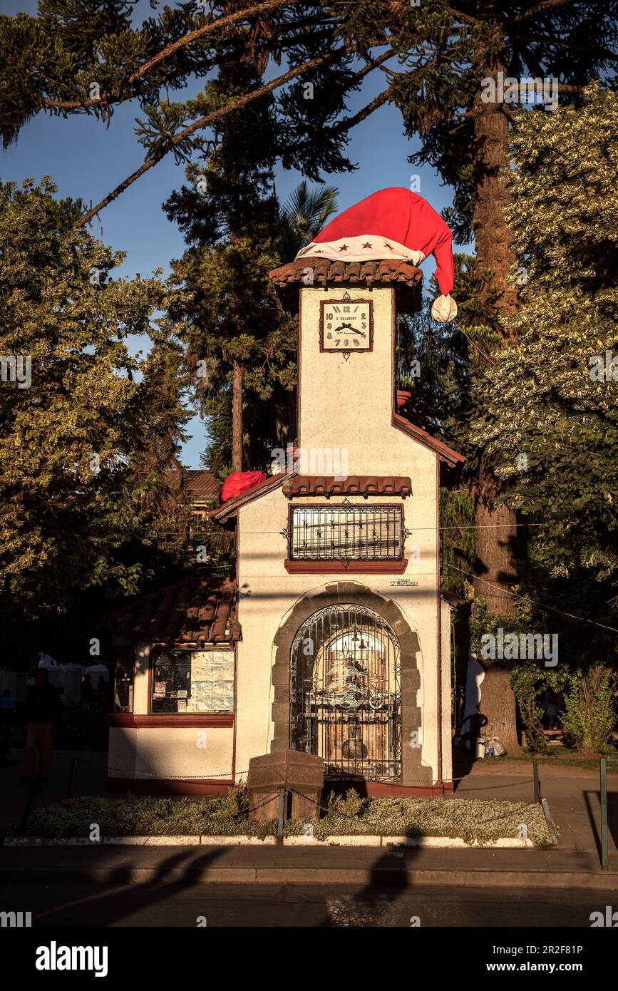 Tour d'horloge avec chapeau de Santa sur Plaza de Armas, Santa Cruz, Vallée de Colchagua (région viticole), Chili, Amérique du Sud Banque D'Images