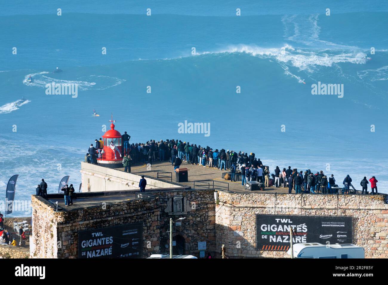 Europe, Portugal, région d'Oeste, Nazaré, Surfer et support Jet skis à cheval sur d'énormes vagues près de Praia do Norte pendant l'événement de surf gratuit 2022 Banque D'Images