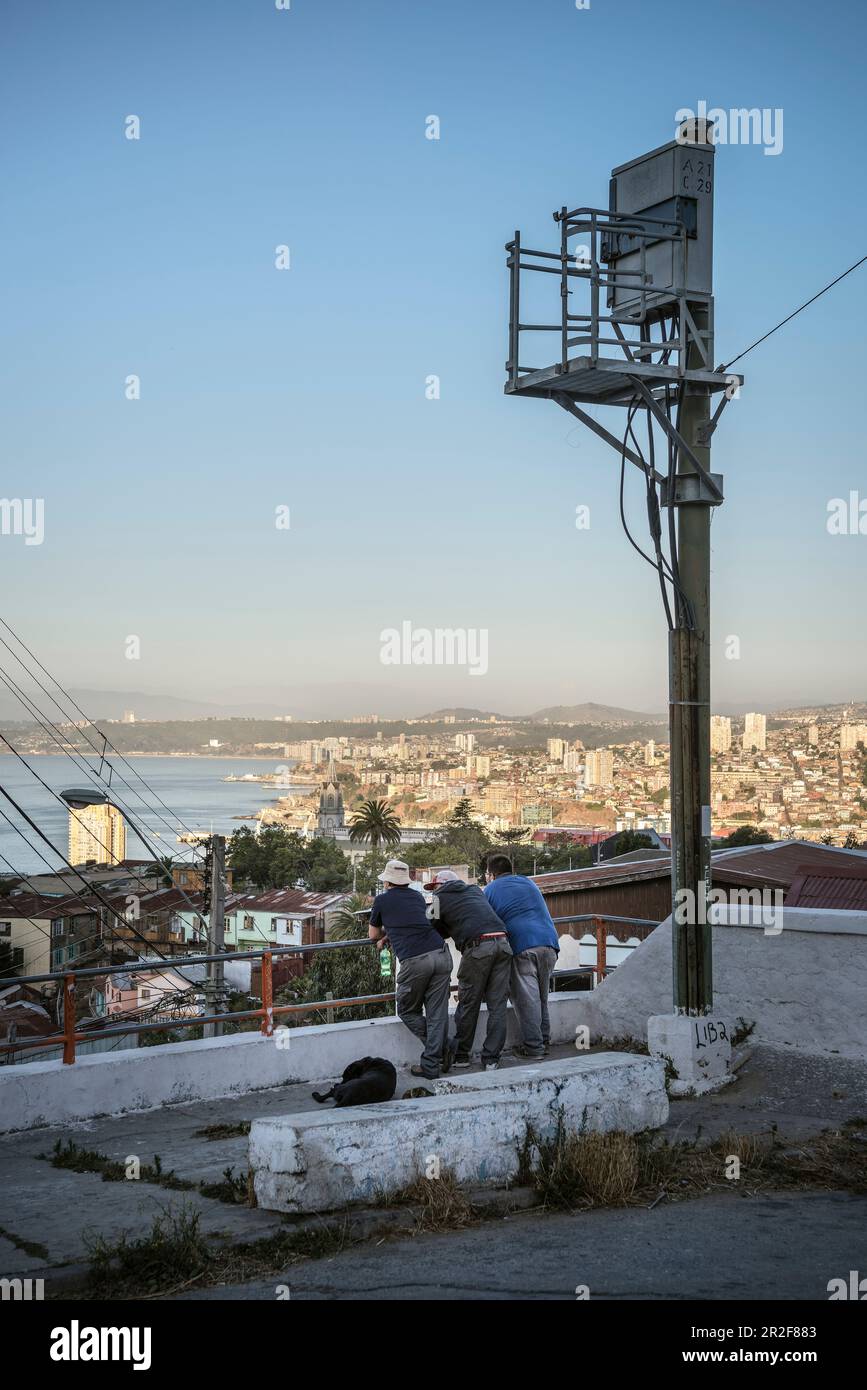 Groupe local d'hommes jouit de la vue de Valparaiso, Chili, Amérique du Sud Banque D'Images