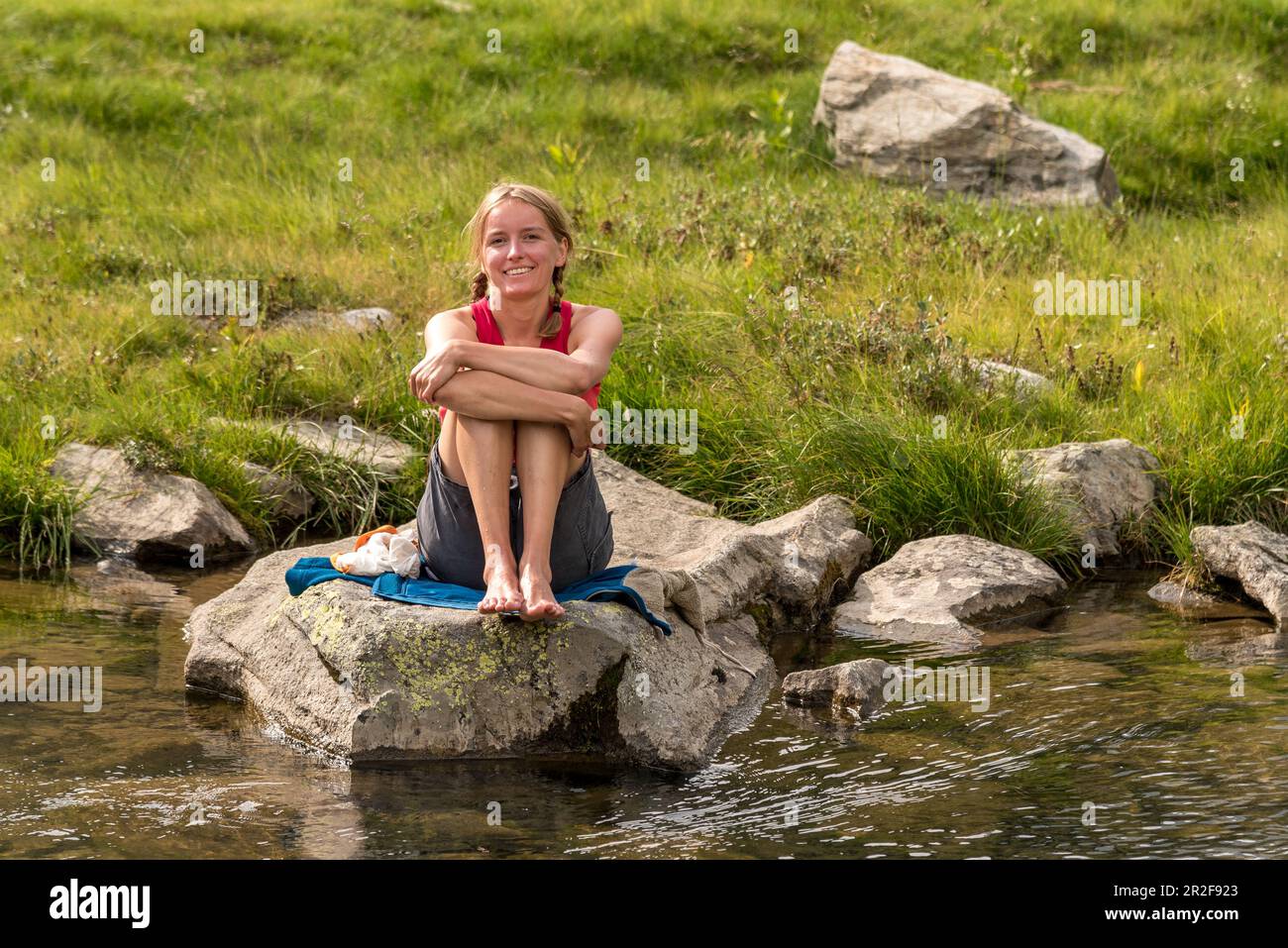 Wanderin fait une pause, Lago Bianco, Trekking del Laghetti Alpini, Tessin, Suisse Banque D'Images