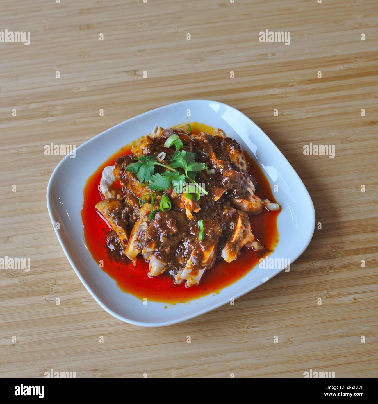 Cuisine japonaise asiatique poulet râpé avec de l'huile de Chili Banque D'Images