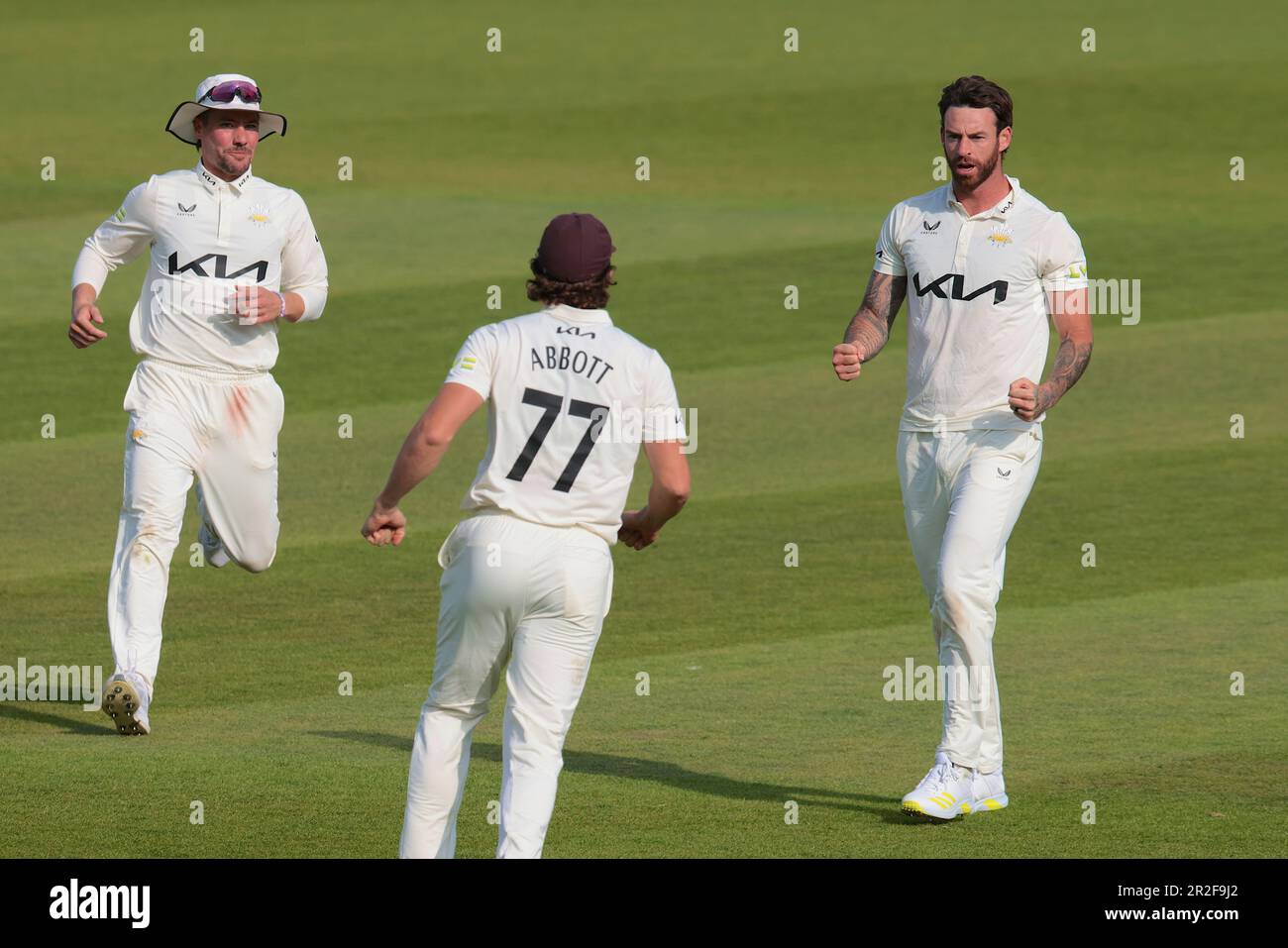 19 mai 2023. Londres, Royaume-Uni. Jordan Clark de Surrey célèbre après avoir reçu le cricket de Ben Compton alors que Surrey prend Kent au championnat du comté de Kia Oval, deuxième jour. David Rowe/Alay Live News Banque D'Images