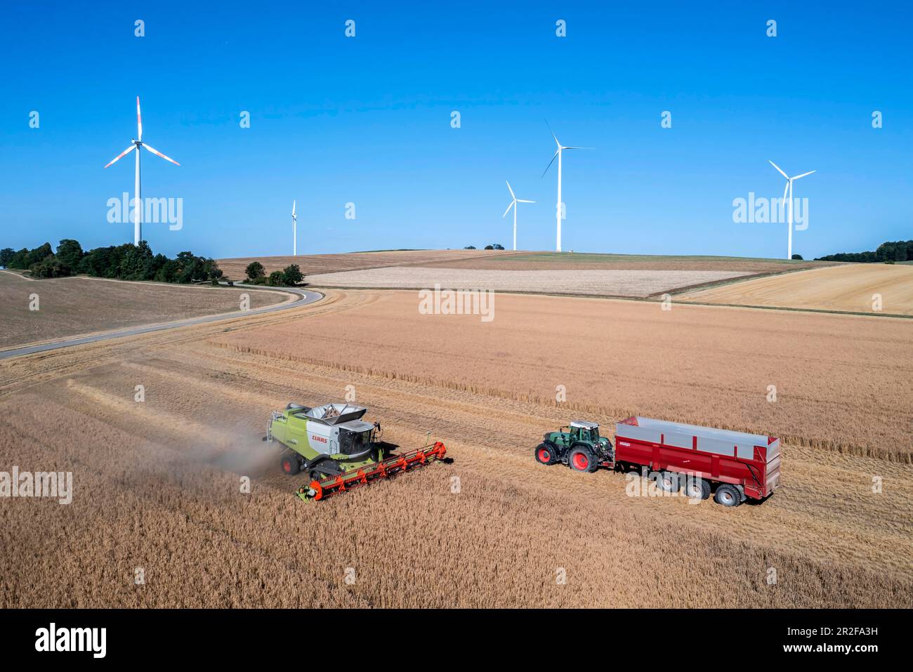 Récolte de céréales dans le Jura souabe, épeautre, moissonneuse-batteuse Claas Lexion 770, éoliennes à l'horizon, photo de drone, Amstetten Banque D'Images