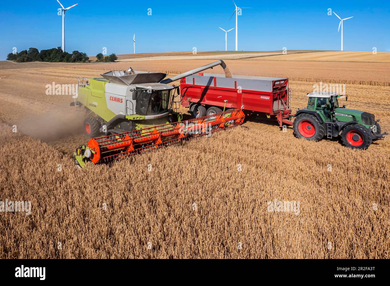 Récolte de céréales dans le Jura souabe, épeautre, moissonneuse-batteuse Claas Lexion 770, éoliennes à l'horizon, photo de drone, Amstetten Banque D'Images