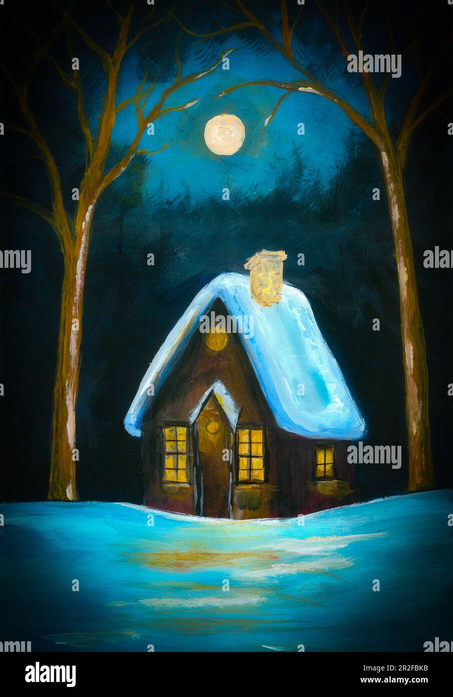 Jolie scène de chute de neige en plein air. maison de campagne avec lumière dans la fenêtre, lune et forêt sombre. Parfait pour les cartes de vœux de Noël, fond de noël. Banque D'Images
