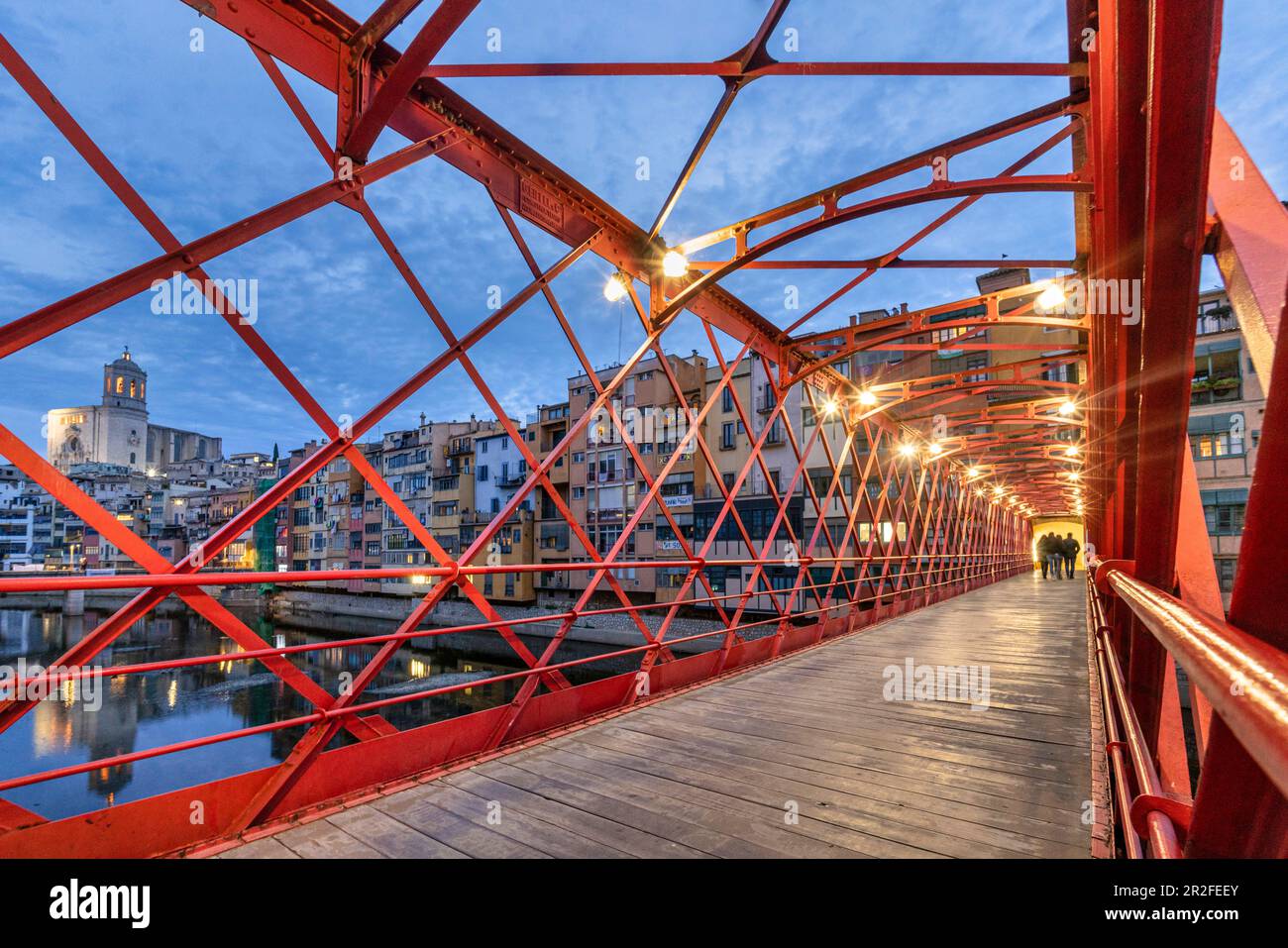 Pont Eiffel sur la rivière Onyar dans la vieille ville de Gérone, Espagne Banque D'Images