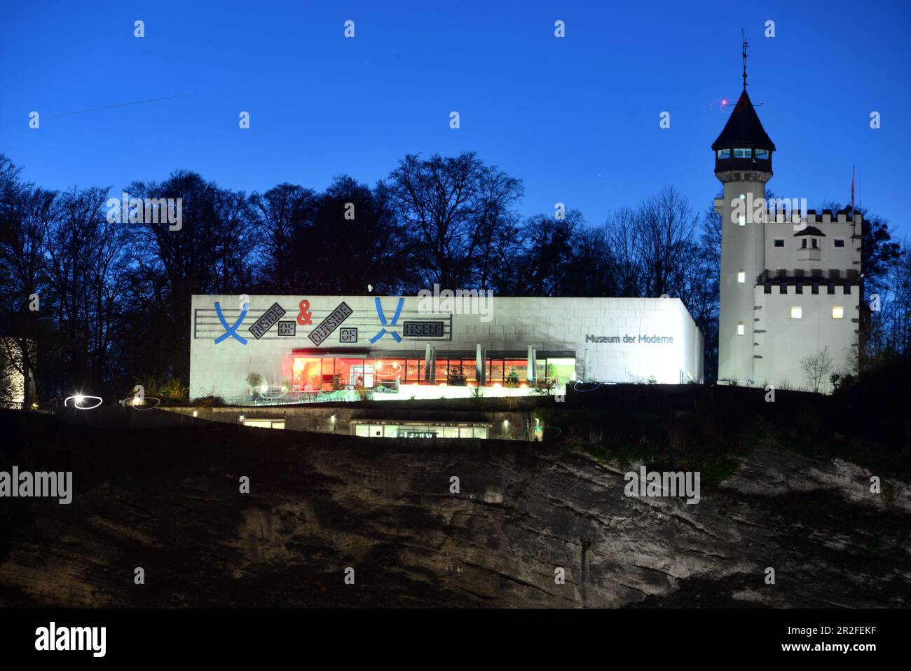 Musée du moderne sur Mönchsberg, lumière du soir, ciel bleu, 2 bâtiments, tour, Restaurant, Salzbourg, Autriche Banque D'Images