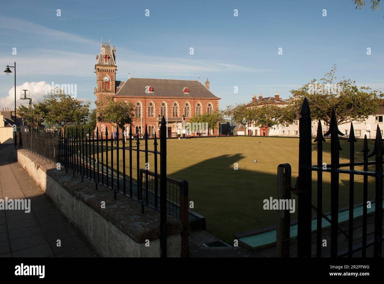 Des bols sont en jeu devant les bâtiments du comté de Wigtown et l'hôtel de ville au club de bowling sur gazon de Wigtown à Wigtown, Dumfries et Galloway, Scotla Banque D'Images