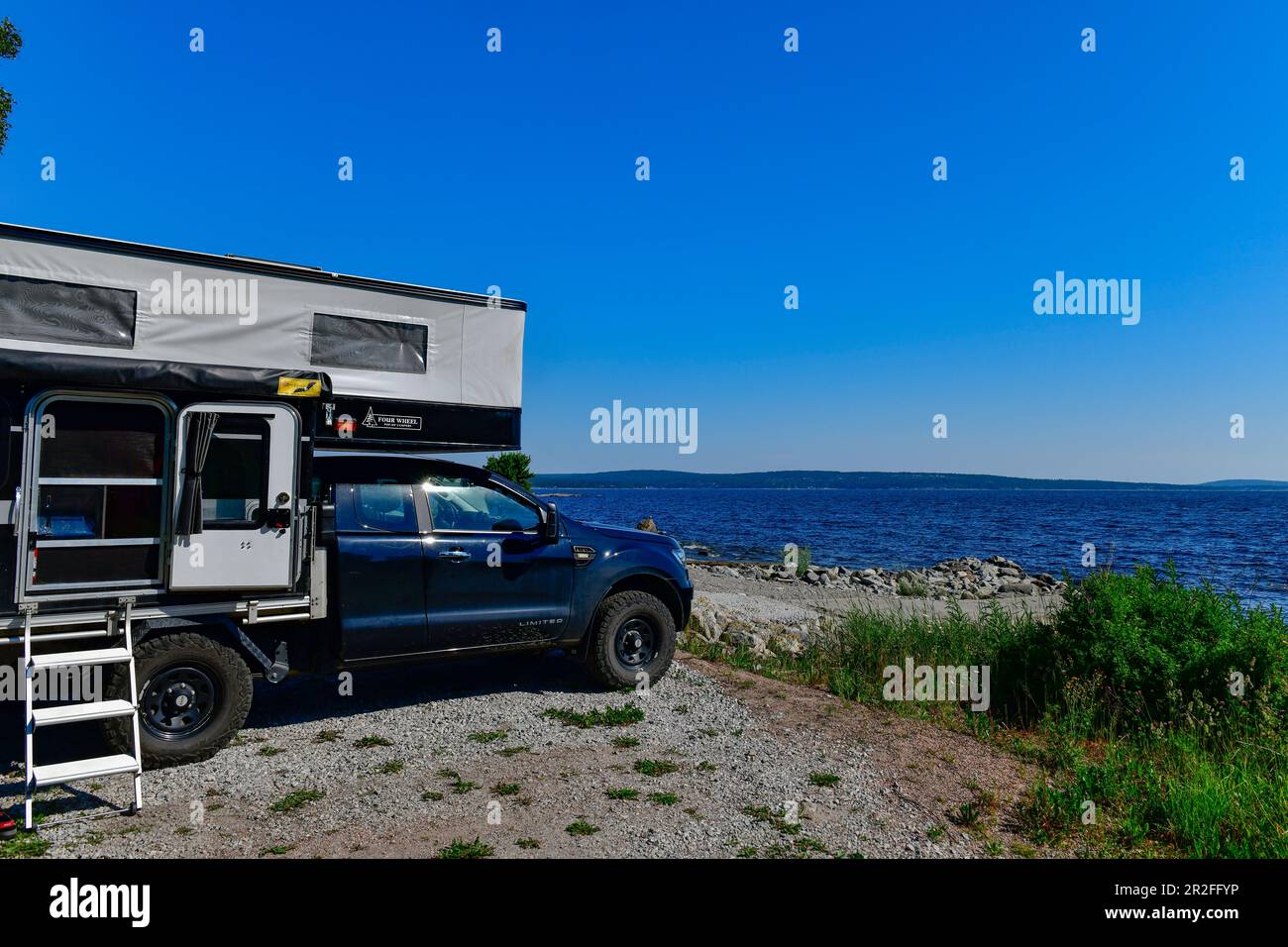 Une cabine de camping est garée directement sur la mer Baltique, Klampenborg, Västernorrland, Suède Banque D'Images