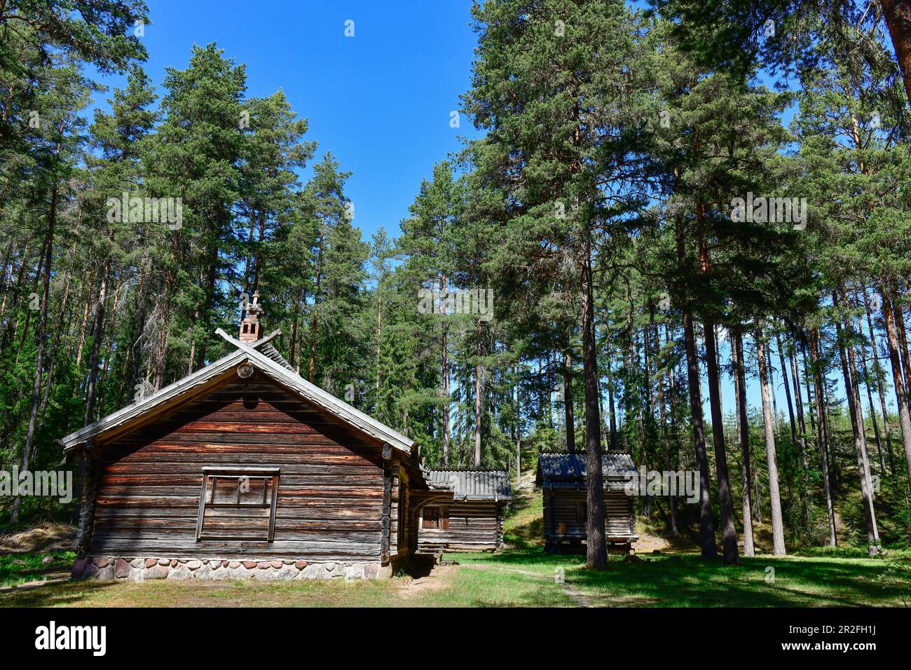 Refuge en bois historique situé dans la forêt, près d'un lac près d'Älvdalen, Dalarna, Suède Banque D'Images