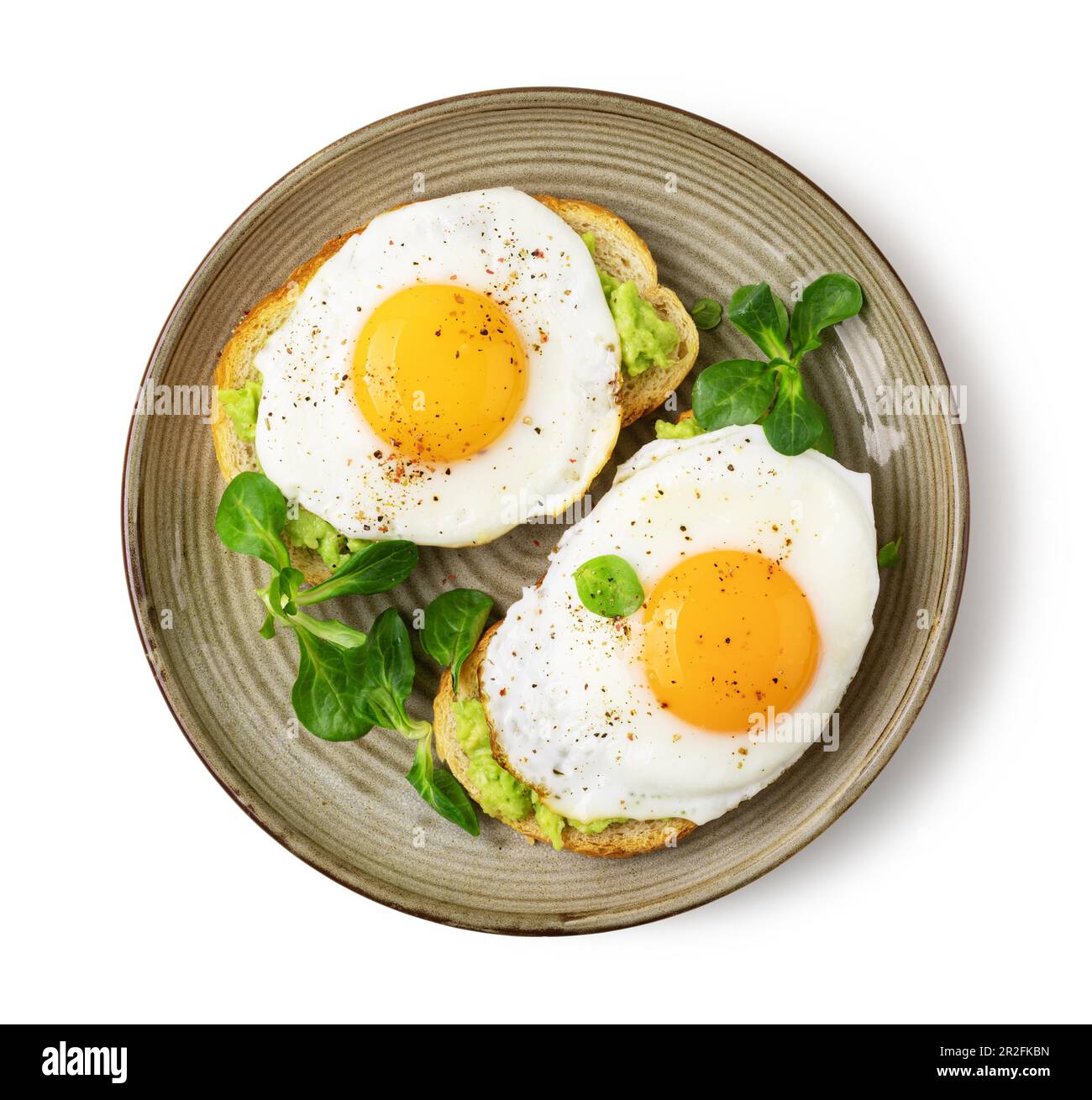 Œuf frit sur une assiette solée sur fond blanc Banque D'Images