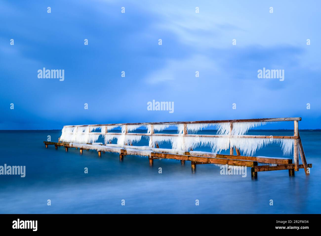 Jetée de baignade avec des glaçons à l'heure bleue, Mer Baltique, Heiligenhafen, Ostholstein, Schleswig-Holstein, Allemagne Banque D'Images
