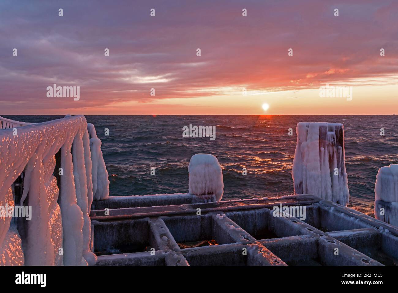 Jetée glacée à Dahme Pier, lever du soleil, glace, hiver, Schleswig-Holstein, Allemagne Banque D'Images