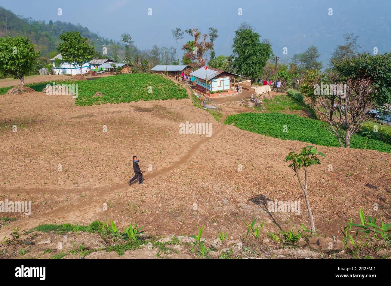 Sikkim, Inde - 22nd mars 2004 : un garçon sourit pour s'amuser. L'enfant en uniforme retourne à la maison après la fin de l'école. Banque D'Images