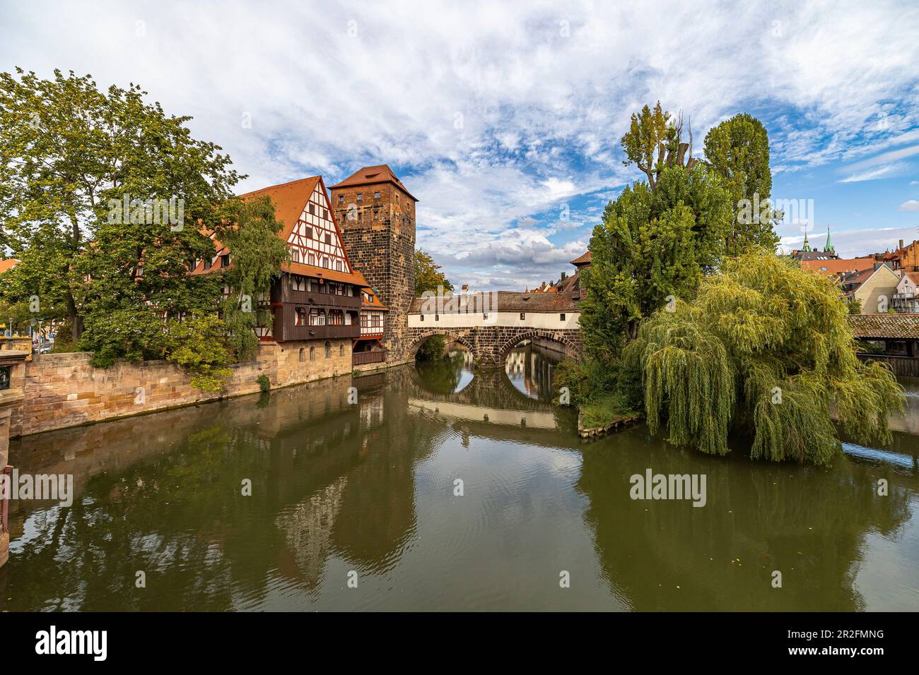 Vue de Maxbrücke à la Pegnitz (rivière) et le Hencurbrücke avec tour d'eau dans l'après-midi, centre-ville de Nuremberg, Franconie, Bavière, Allemagne Banque D'Images