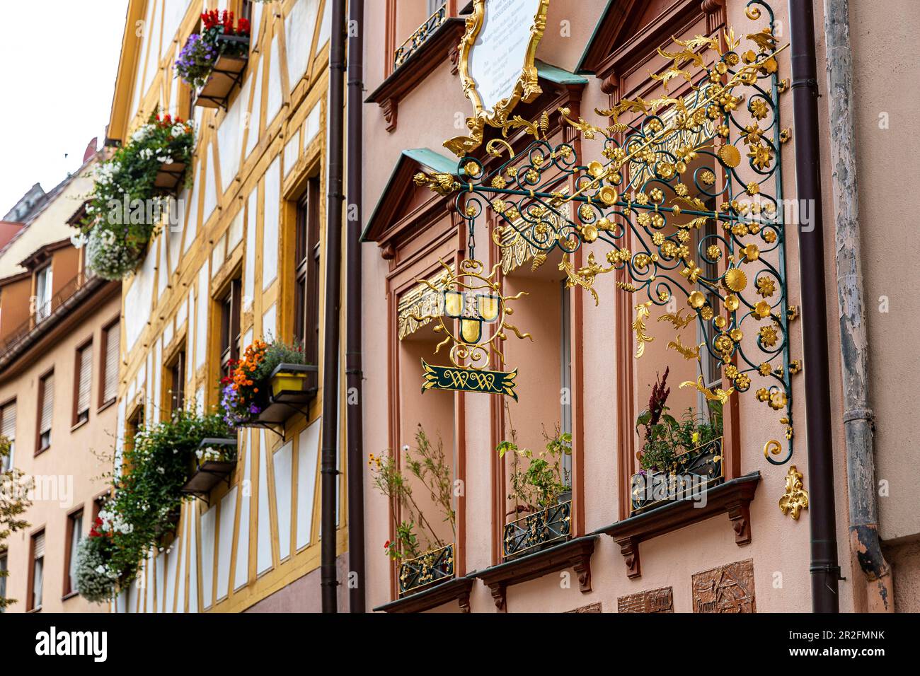 Façades de maisons colorées aux décorations dorées à Weißgerbergasse, centre-ville de Nuremberg, Franconie, Bavière, Allemagne Banque D'Images