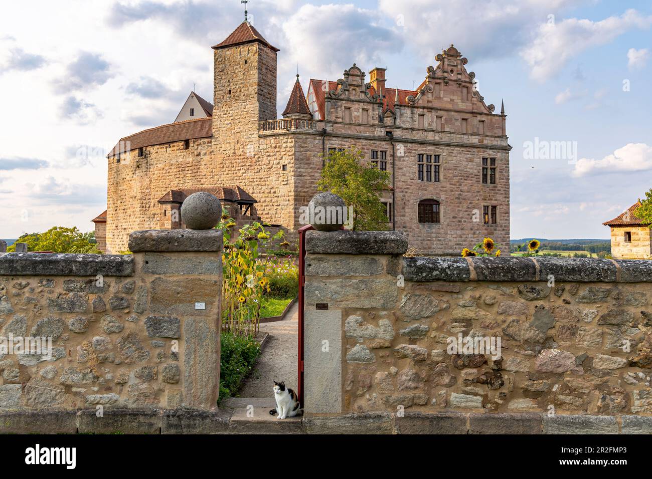 Entrée au jardin du château avec vue sur le château de Cadolzburg en fin d'après-midi, Cadolzburg, Franconie, Bavière, Allemagne Banque D'Images