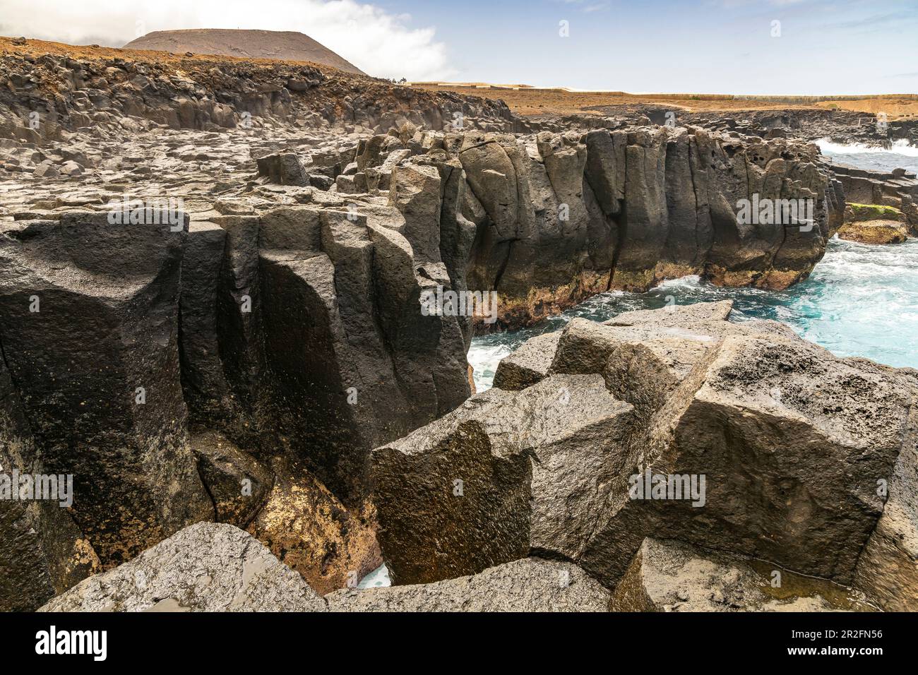 Paysage côtier sauvage près du bassin d'eau de mer "Charco Los Chochos" dans le nord-ouest de Ténérife, en Espagne Banque D'Images