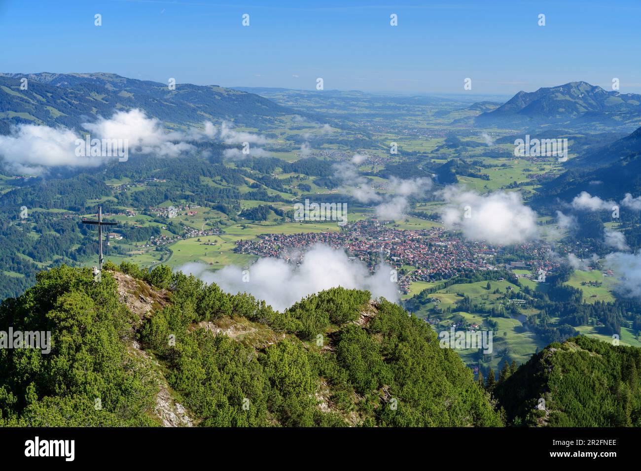 Humeur nuageux sur Himmelschrofen, vallée d'Oberstdorf et Grünten en arrière-plan, Himmelschrofen, Alpes d'Allgäu, Allgäu, Swabia, Bavière, Allemagne Banque D'Images