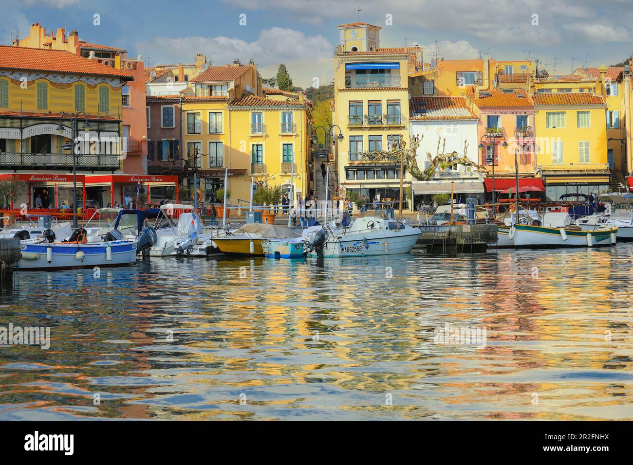 Marseille, France - 7 avril 2019 : vue sur les bâtiments colorés et les bateaux dans le petit village de Port-Cassis, France Banque D'Images