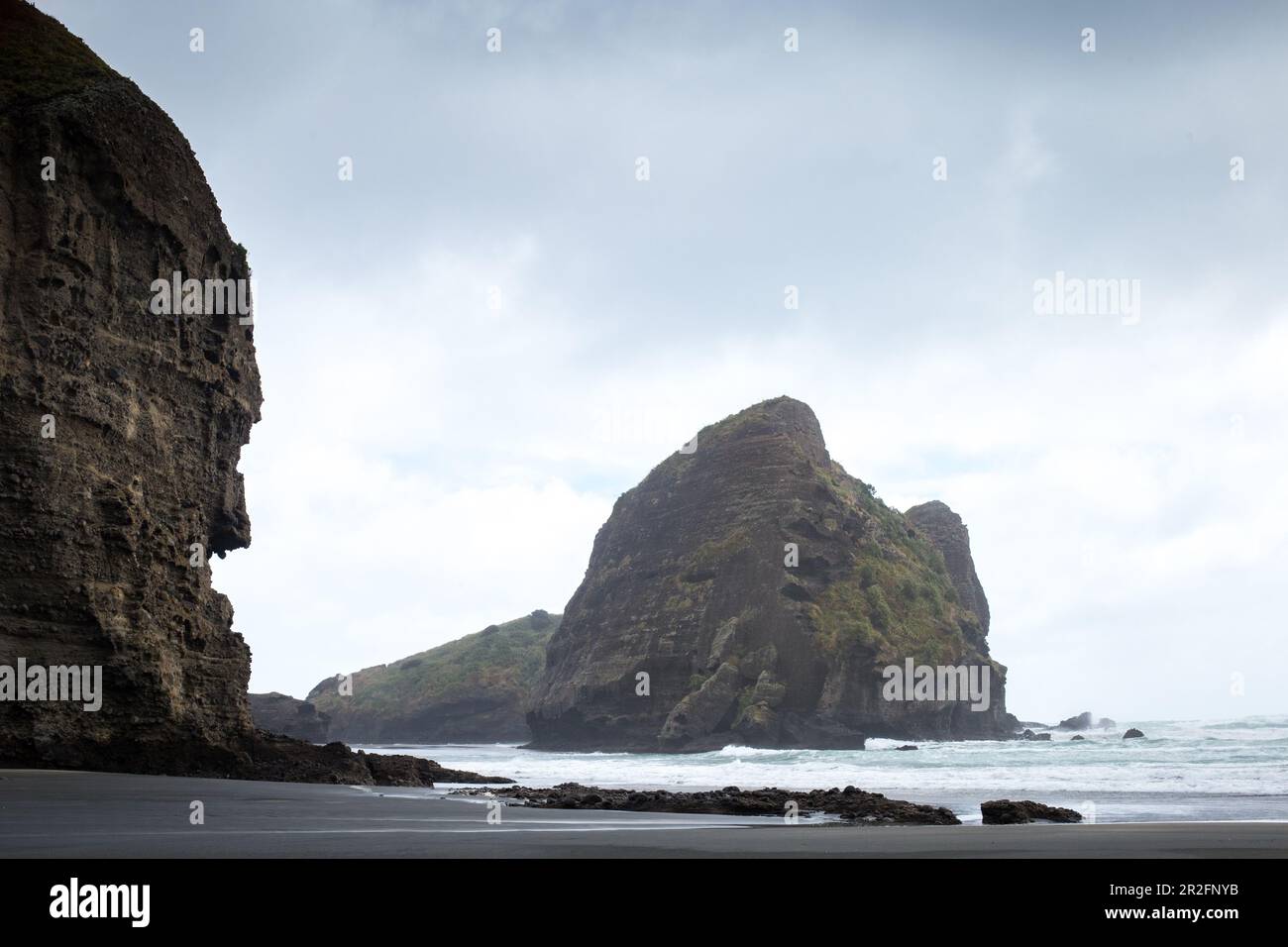 Piha Beach se trouve à l'ouest d'Auckland, la plus grande ville de Nouvelle-Zélande. Banque D'Images