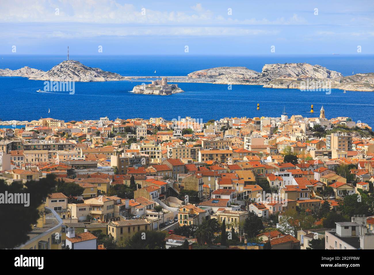 Vue panoramique aérienne de Marseille avec bateaux à voile sur la mer méditerranée en été. Banque D'Images