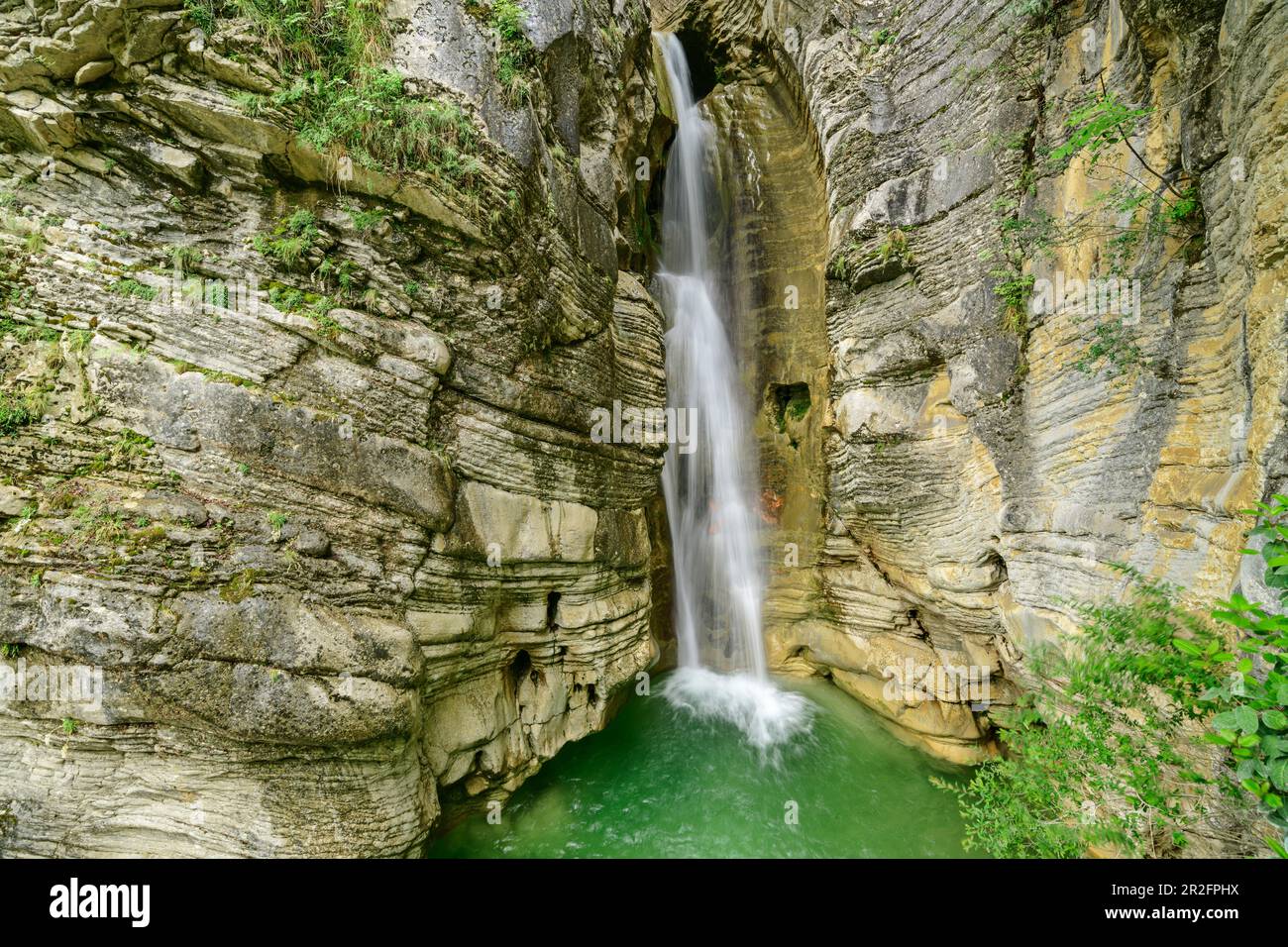 Cascade de Cascata di Salinello, montagnes de Sibillini, Monti Sibillini, Parc national de Monti Sibillini, Parco nazionale dei Monti Sibillini, Apennines, M Banque D'Images