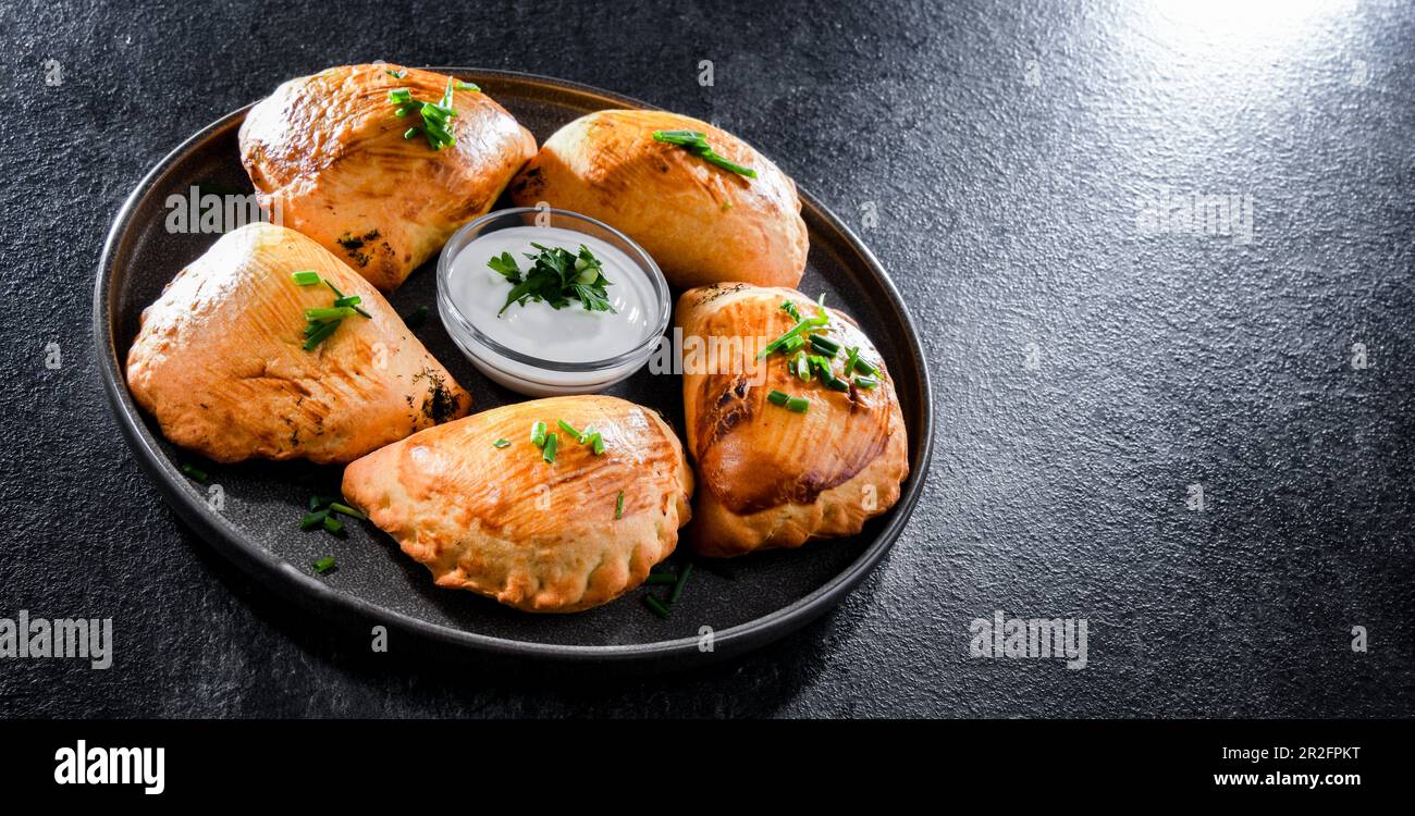 Composition avec une plaque de pierogi cuits au four Banque D'Images