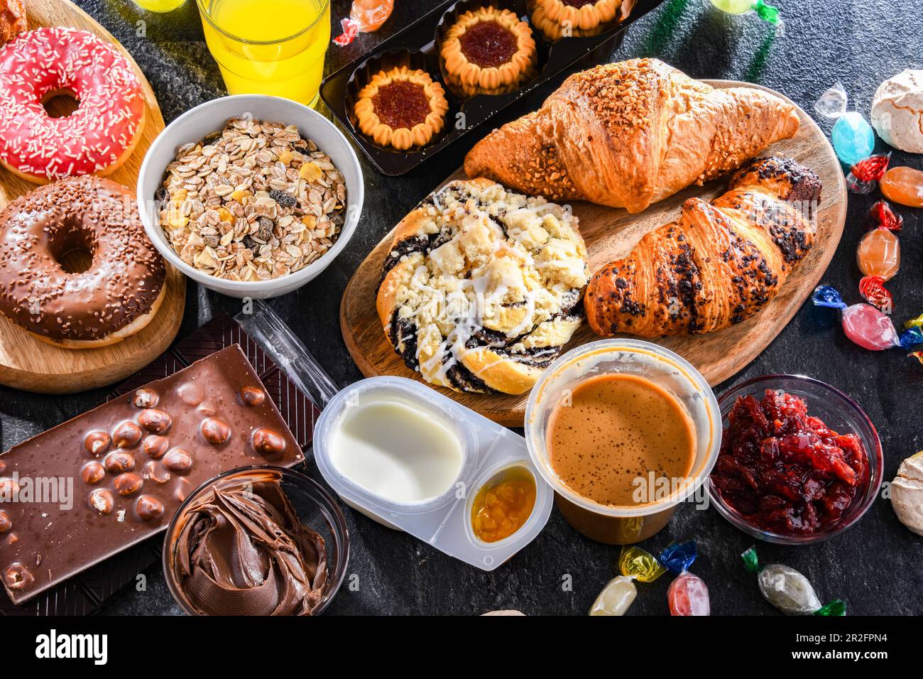 Produits alimentaires contenant une quantité importante de sucre. La nourriture de mauvaise qualité Banque D'Images