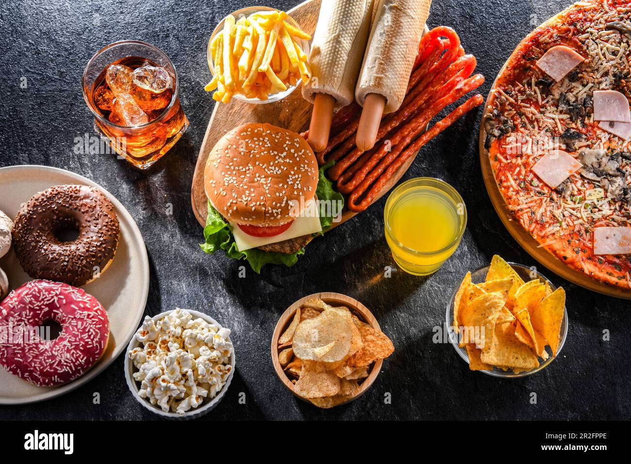 Aliments augmentant le risque de cancer. Nourriture à la poubelle Banque D'Images