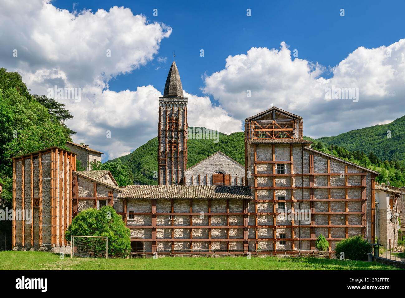 Bâtiments et église de Visso avec colonnes de soutien après le tremblement de terre, Visso, Grande Anello dei Sibillini, montagnes de Sibillini, Monti Sibillini, Nati Banque D'Images