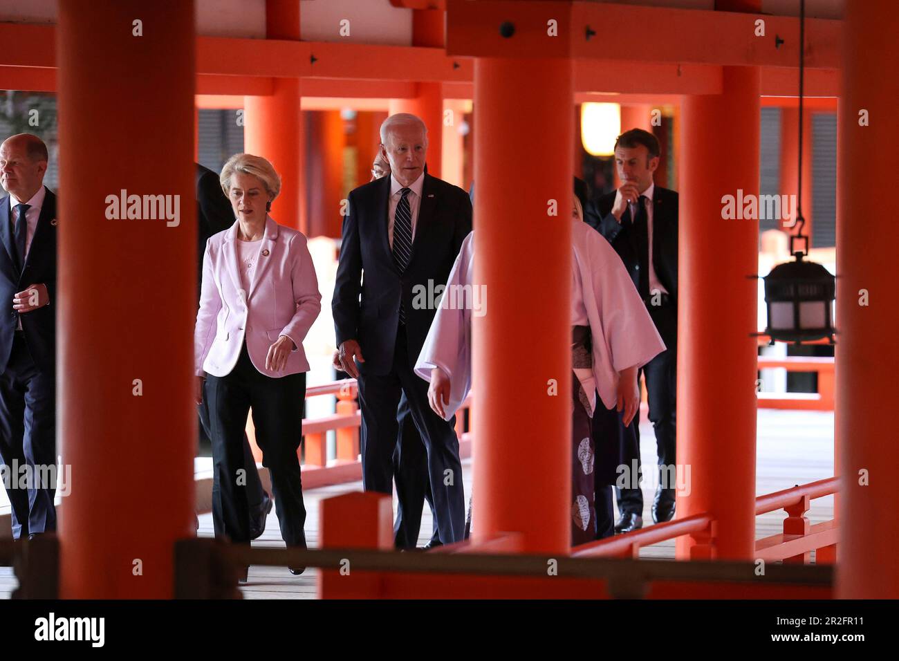 Hatsukaichi, Japon. 19th mai 2023. ÉTATS-UNIS Le président Joe Biden, au centre, avec le Groupe des sept dirigeants en tournée au sanctuaire d'Itsukushima sur l'île Miyajima, le premier jour du Sommet de G7, à 19 mai 2023, à Hatsukaichi, au Japon. Debout de gauche à droite : le chancelier allemand OLAF Schotz, le président de la Commission européenne Ursula von der Leyen, États-Unis Le président Joe Biden et le président français Emmanuel Macron. Crédit: Photo de piscine/G7 Hiroshima/Alamy Live News Banque D'Images