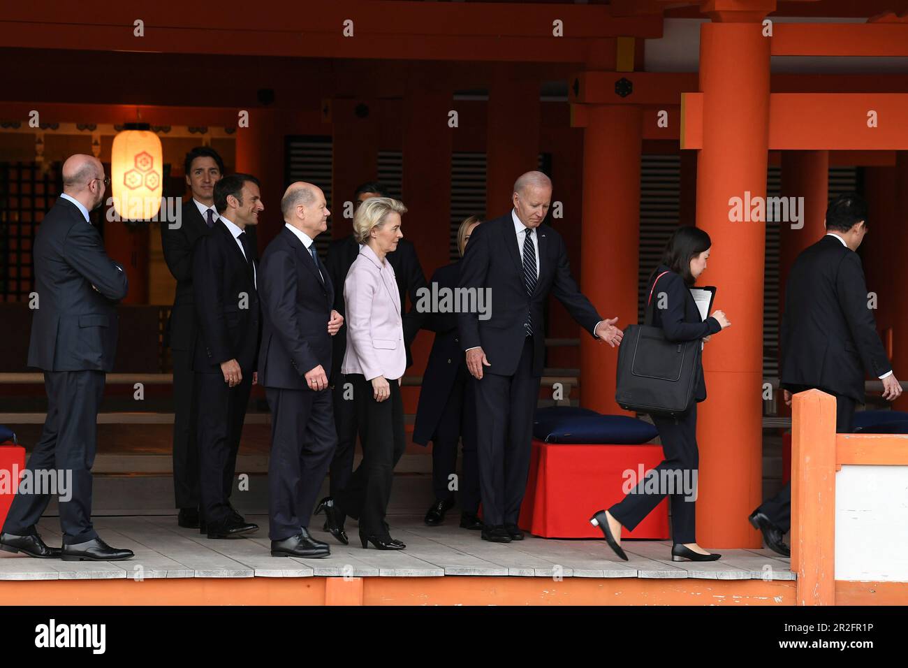 Hatsukaichi, Japon. 19th mai 2023. ÉTATS-UNIS Le Président Joe Biden, à droite, avec le Groupe des sept dirigeants, en tournée dans le sanctuaire d'Itsukushima sur l'île Miyajima au cours du premier jour du Sommet de G7, à 19 mai 2023, à Hatsukaichi, au Japon. Debout de gauche à droite : le président du Conseil européen Charles Michel, le premier ministre canadien Justin Trudeau, le président français Emmanuel Macron, le chancelier allemand OLAF Schotz, le président de la Commission européenne Ursula von der Leyen et les États-Unis Président Joe Biden. Crédit: Photo de piscine/G7 Hiroshima/Alamy Live News Banque D'Images