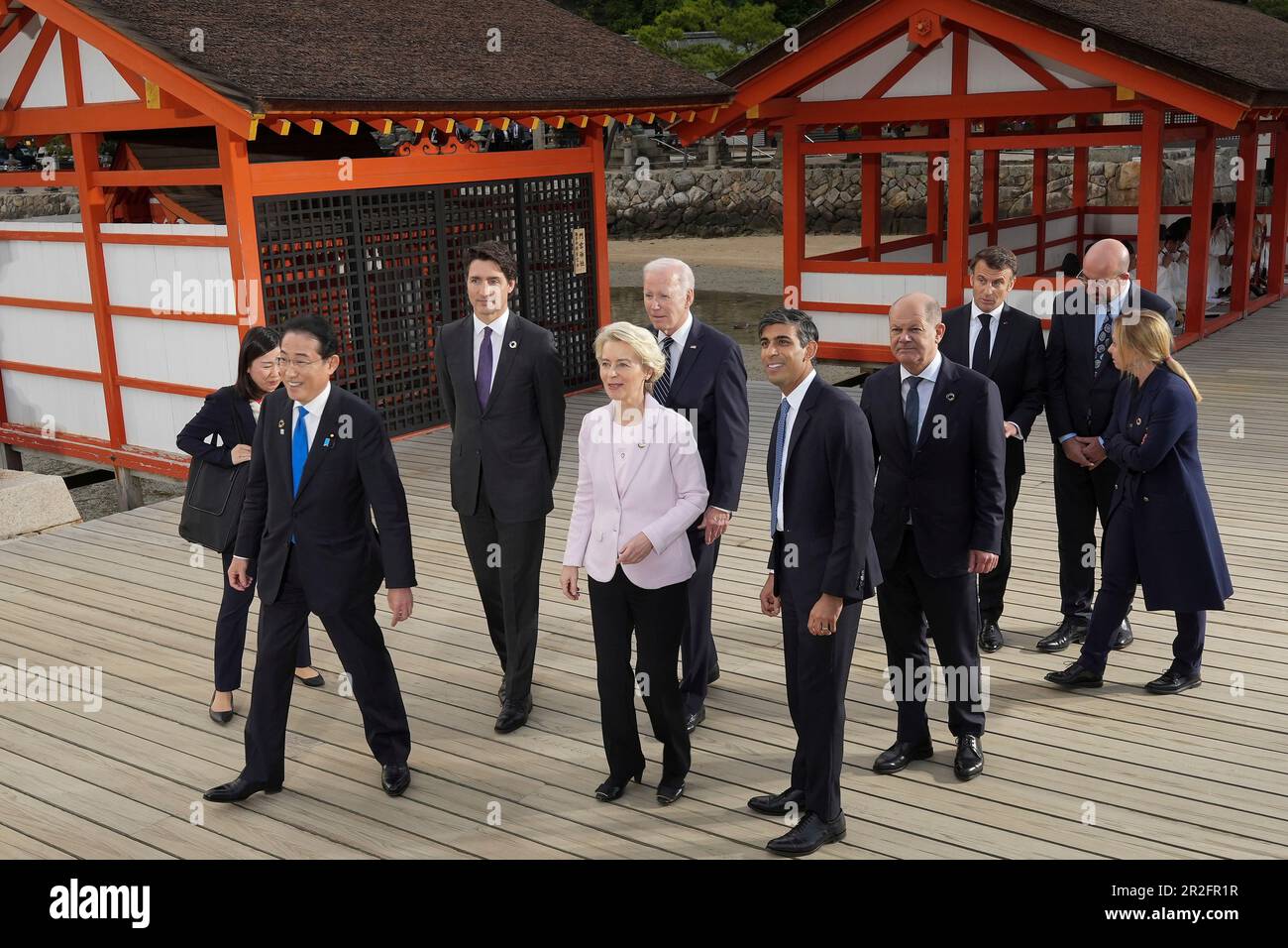 Hatsukaichi, Japon. 19 mai 2023. Groupe de sept dirigeants lors d'une visite du Sanctuaire d'Itsukushima sur l'île de Miyajima pendant le premier jour du Sommet de G7, à 19 mai 2023 à Hatsukaichi, au Japon. Debout de gauche à droite : le premier ministre japonais Fumio Kishida, le premier ministre canadien Justin Trudeau, le président de la Commission européenne Ursula von der Leyen, États-Unis Le président Joe Biden, le Premier ministre britannique Rishi Sunak, la chancelière allemande OLAF Schotz, le président français Emmanuel Macron, le président du Conseil européen Charles Michel, le président français Emmanuel Macron et le premier ministre italien Giorgia Meloni. Crédit: Piscine Pho Banque D'Images