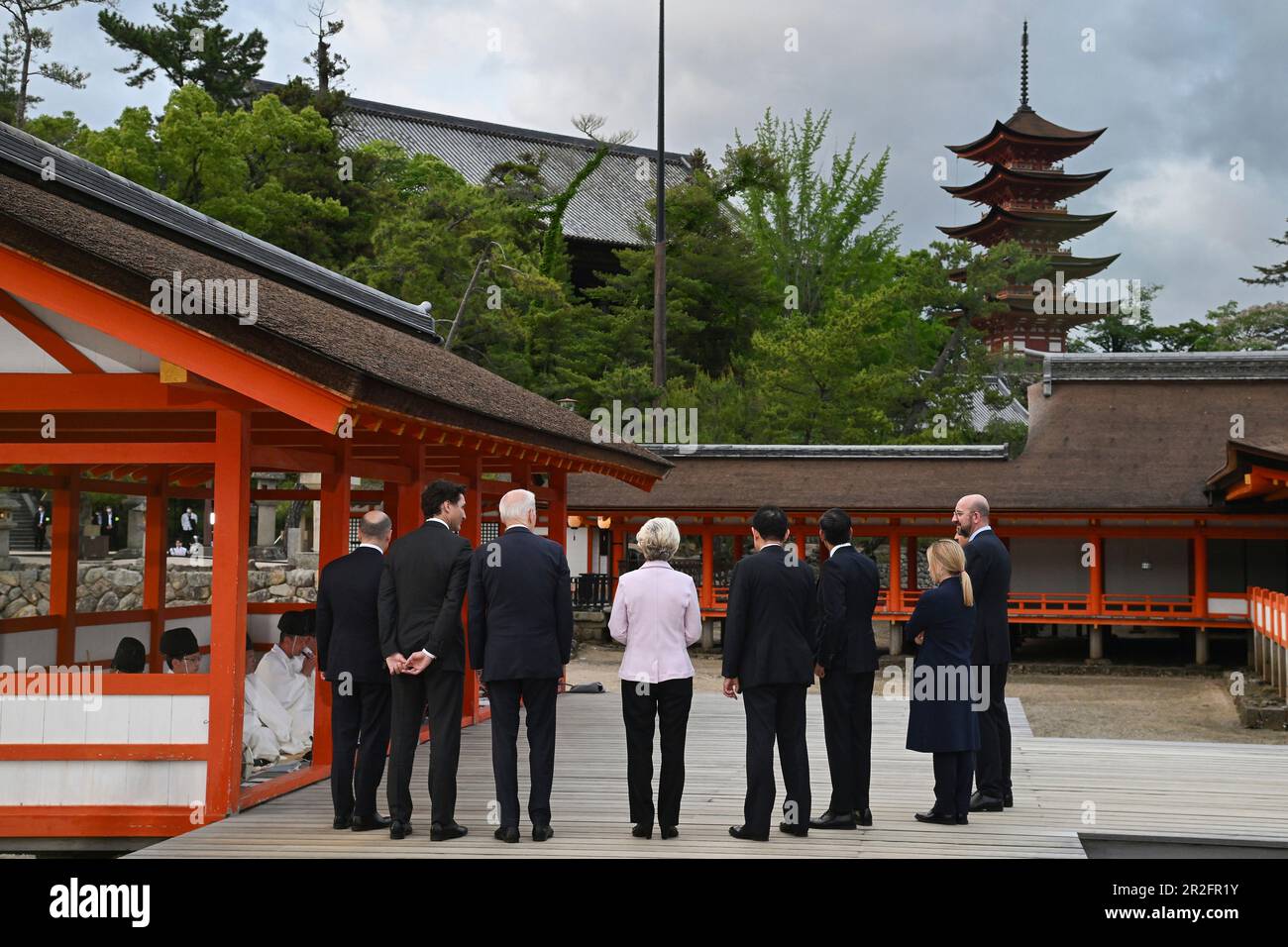 Hatsukaichi, Japon. 19 mai 2023. Un groupe de sept dirigeants s'arrête pour écouter des musiciens jouant au Gagaku traditionnel lors d'une visite du sanctuaire d'Itsukushima sur l'île Miyajima, le premier jour du Sommet de G7, à 19 mai 2023, à Hatsukaichi, au Japon. Debout de gauche à droite : le chancelier allemand OLAF Schotz, le premier ministre canadien Justin Trudeau, États-Unis Le Président Joe Biden, le Président de la Commission européenne Ursula von der Leyen, le Premier ministre japonais Fumio Kishida le Premier ministre britannique Rishi Sunak, le Premier ministre italien Giorgia Meloni et le Président du Conseil européen Charles Michel. Crédit: Photo de piscine/G7 Hiroshim Banque D'Images
