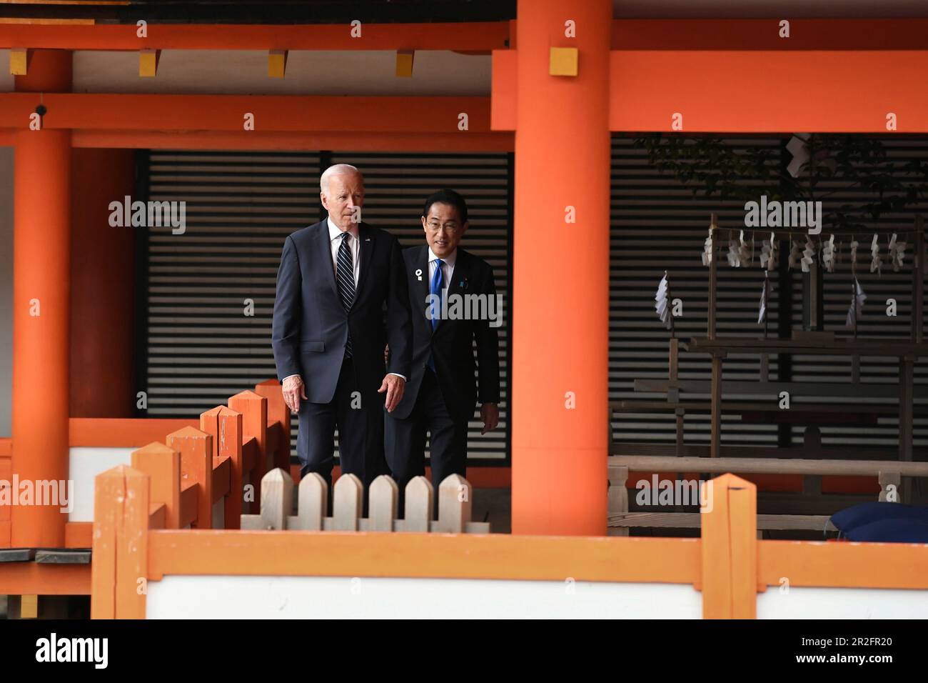 Hatsukaichi, Japon. 19th mai 2023. ÉTATS-UNIS Le Président Joe Biden, à gauche, est escorté par le Premier ministre japonais Fumio Kishida après être arrivé en retard pour rejoindre le Groupe des sept dirigeants lors d'une visite du Sanctuaire d'Itsukushima sur l'île Miyajima, le premier jour du Sommet de G7, à 19 mai 2023, à Hatsukaichi, au Japon. Crédit: Photo de piscine/G7 Hiroshima/Alamy Live News Banque D'Images