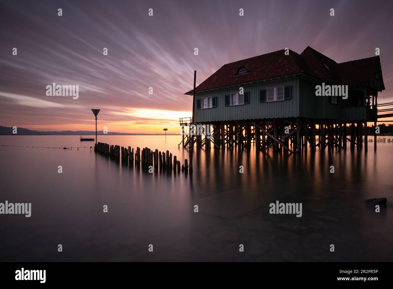 Vue sur l'Aeschacher Bad, piscine extérieure historique avec pieu, lac de Constance, Lindau, Bavière, Allemagne, Europe Banque D'Images Vue sur l'Aeschacher Bad, piscine extérieure historique avec pieu, lac de Constance, Lindau, Bavière, Allemagne, Europe Banque D'Images